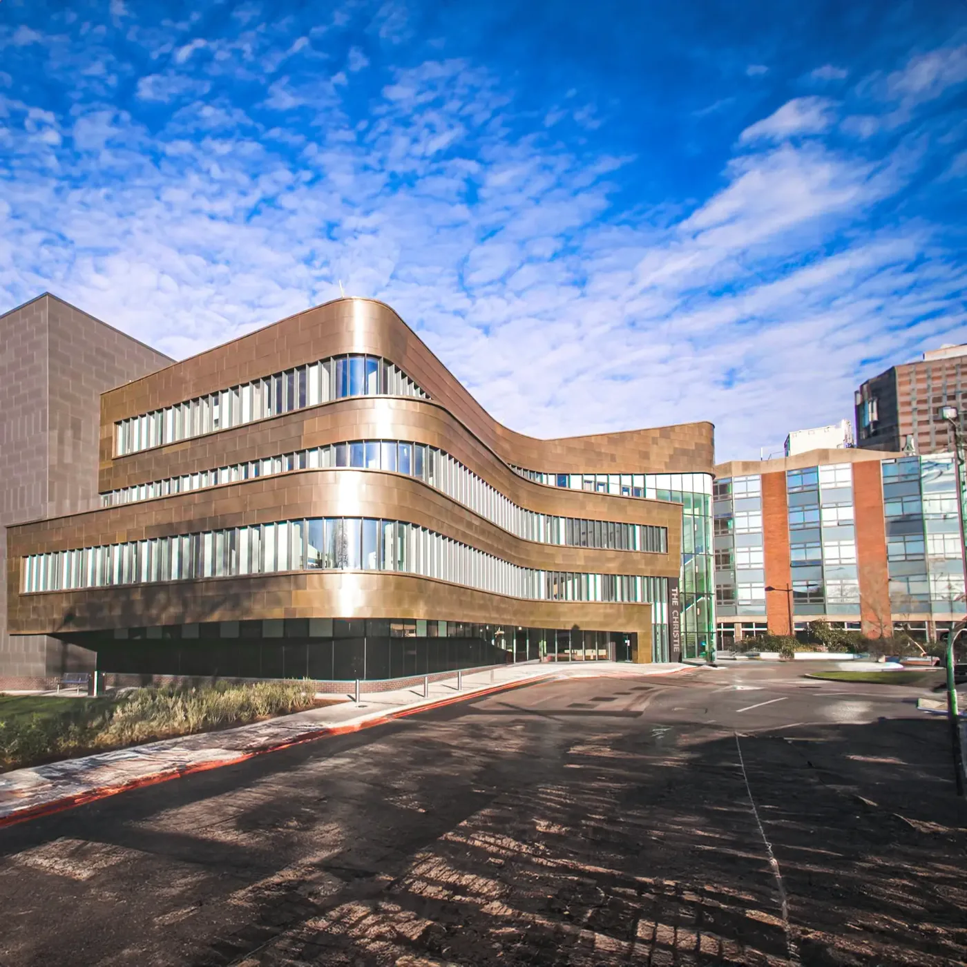 Ein modernes Krankenhausgebäude unter blauem Himmel