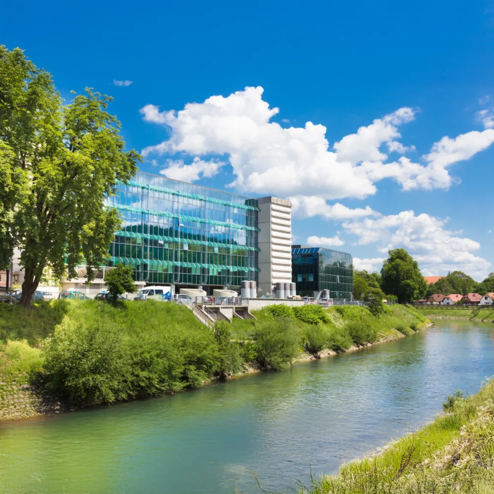 Ein modernes Krankenhausgebäude an einem Fluss